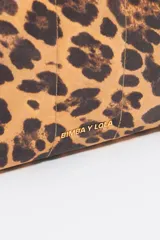 Neceser acolchado color blanco con estampado de perros galgo en tinta negra. Cierre superior con cremallera dorada y logo de la marca en el frente.