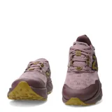 Championes de trail running New Balance Fresh Foam X Hierro, color rosado con logo 'N' en amarillo mostaza y suela dentada de goma.