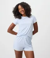 Short de pijama celeste de peach touch con estampa de moñitas blancas, cintura elastizada con bragueta frontal de botones y detalle de encaje blanco en los bajos.