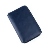 Portapasaporte de cuero genuino con acabado texturizado y cierre perimetral. Cuenta con tecnología de protección anticlonación, capacidad para dos pasaportes, seis tarjetas, efectivo y documentos de viaje.