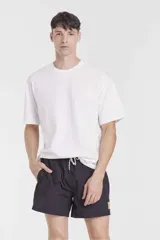 Short de baño verde lima con cintura elástica y cordón ajustable.