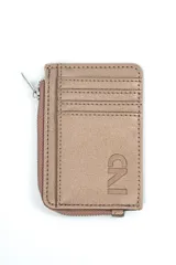 Billetera compacta de cuero sintético color tostado con múltiples ranuras para tarjetas, compartimento principal con cierre y logo grabado en el frente.