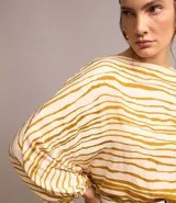 Blusa de mangas largas con elásticos en los puños, confeccionada en tela satinada con rayas horizontales rústicas.