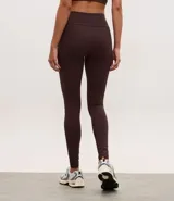 Calza legging deportiva de poliamida color marrón, con cintura alta de 10 cm y diseño ajustado al cuerpo.