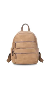 Mochila color marrón claro de símil cuero con bolsillos frontales con cierre. Tiene asa de mano rígida y correas regulables.