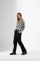 Pantalón cargo negro de corte recto y estilo urbano, con bolsillos laterales y tobillos ajustables.