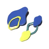 Par de aros colgantes con formas abstractas en azul y amarillo, unidos por una pieza verde.