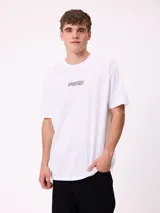 Remera de corte oversize, color blanco, con cuello redondo y logo de la marca estampado en el centro del pecho.