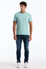 Remera de manga corta y cuello redondo en tono verde menta, con patrón de rayas sutiles en tejido jacquard y bordado del logo de un pingüino en el pecho.