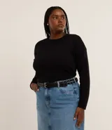 Blusa de manga larga confeccionada en tejido rib, con cuello redondo y diseño ajustado al cuerpo.