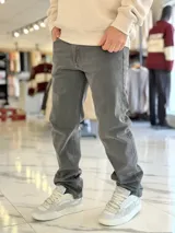 Pantalón de jean de corte recto y tiro mid, en color celeste clásico con efecto lavado.