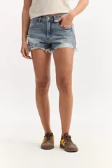 Short de denim negro de tiro alto, con roturas y lavado desgastado en el frente, y ruedos desflecados.
