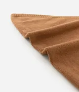 Pañuelo triangular de punto grueso color gris.