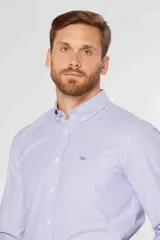Camisa de manga larga con diseño de rayas finas, cuello con botones y bolsillo ojal en el pecho con logo bordado.