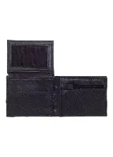Billetera plegable de cuero color negro, con costuras pespunteadas a tono y detalle de placa metálica cuadrada con logo grabado en la esquina inferior derecha.