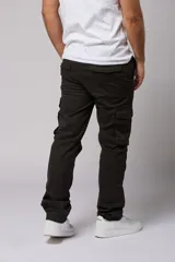 Pantalón cargo gris de gabardina con bolsillos laterales con fuelle y solapa, corte recto y tiro medio.