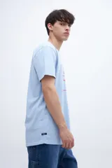 Remera celeste con estampa frontal en color rojo con la frase "UNIFORM ENERGY NO DAYS OFF".