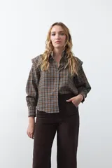 Pantalón de pana color marrón chocolate, de corte recto con bolsillos laterales y cierre frontal.