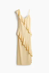 Vestido midi de punto interlock color amarillo, con escote en V, breteles finos y volados diagonales en el frente.