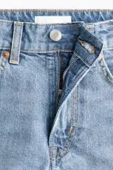 Short de denim de algodón levemente elástico, modelo clásico de cinco bolsillos con cierre y botón metálico.