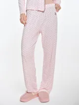 Pantalón de dormir de corte recto y calce relajado, confeccionado en viscosa con elastano de tacto suave. Presenta cintura elastizada para mayor comodidad y fluidez en la caída.