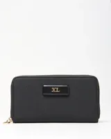 Billetera XL Extra Large modelo Celeste Fichero, color negro con textura geométrica, cierre perimetral y aplicación frontal con el logo de la marca en herraje dorado.