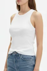 Musculosa de algodón color rojo con detalles en blanco en el cuello y sisas, de corte ajustado y diseño con estrella estampada en el centro del pecho.
