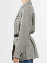 Blazer a cuadros con detalles de brillos plateados y cinturón negro.