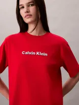 Remera Calvin Klein de manga corta en color rojo, con cuello redondo, corte regular y el logo de la marca bordado en 3D en el pecho.