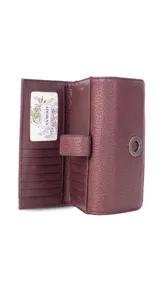 Billetera larga de símil cuero color marrón claro, con solapa frontal decorada con un aro metálico central. Cuenta con múltiples compartimentos internos para tarjetas, billetes y un monedero con cierre.