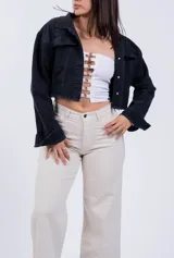 Campera de jean corta color negro con terminaciones desflecadas.