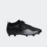 Championes de fútbol Umbro Vibe HG, color negro con detalles plateados y suela con tapones para pasto natural.
