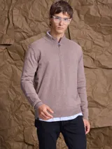 Sweater de punto con cuello alto y cierre frontal parcial, de manga larga con puños y ruedo acanalados.
