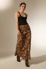 Falda midi de corte recto con estampado animal print en tonos marrones y negros. Confeccionada en lyocell, presenta una caída fluida y elegante.