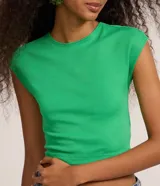 Blusa de rib verde brillante, sin mangas, con cuello redondo y diseño ajustado.