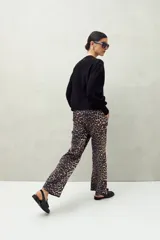 Sweater negro de tejido de punto con mangas abullonadas y puños elastizados.