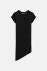 Top negro de punto rib con cuello redondo, manga corta y diseño de bajo asimétrico.