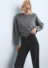 Pantalón de jean negro de corte recto y tiro alto, con diseño clásico de cinco bolsillos y cierre frontal con botón y cremallera.