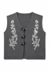 Chaleco de punto color gris con cuello en V, cierre frontal con tres botones tipo duffle y bordado floral en color blanco en ambos lados del frente.