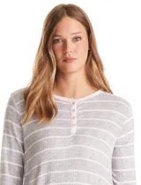 Camisón de manga larga con puños, escote redondo y cierre frontal con botones. Presenta un diseño estampado de animal print en tonos tierra y negro.