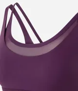 Top deportivo de microfibra color violeta con diseño de doble bretel y detalle de superposición con tul en el escote. Incluye copas removibles para mayor soporte.