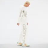 Pantalon de jogging color blanco, de corte deportivo con cintura elástica con cordón y puños elásticos. Presenta un logotipo de New Balance estampado en gran tamaño en la pernera derecha.