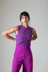 Body violeta con diseño cruzado en el frente, sin mangas y corte ajustado.