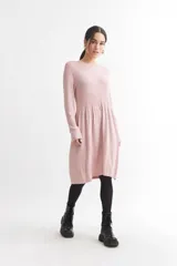 Vestido tejido azul marino de corte a la rodilla, con cuello redondo y mangas largas.