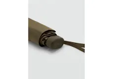 Paraguas mini plegable color verde militar, con funda a juego y correa de mano.