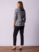 Blusa de algodón estampado marca Ruby Rd, con escote en V cruzado y mangas ¾.