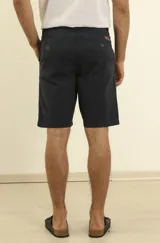 Bermuda de gabardina azul oscuro, corte recto, con bolsillos laterales y traseros.