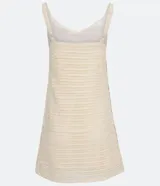 Vestido corto de punto con técnica de ganchillo, diseño de cuadros multicolores en tonos pastel y marrón, tirantes finos y escote en V.