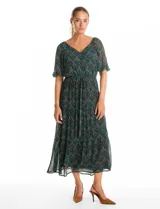 Vestido midi de gasa estampada con diseño de hojas, escote en V cruzado y mangas cortas fluidas. Presenta cintura elastizada con lazo ajustable y falda con volados escalonados que aportan movimiento. Incluye forro interno a tono.