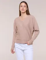 Buzo tejido fino de Allie Rose en color beige, con escote en V, costura central expuesta, mangas largas con puño ajustado y diseño relajado.